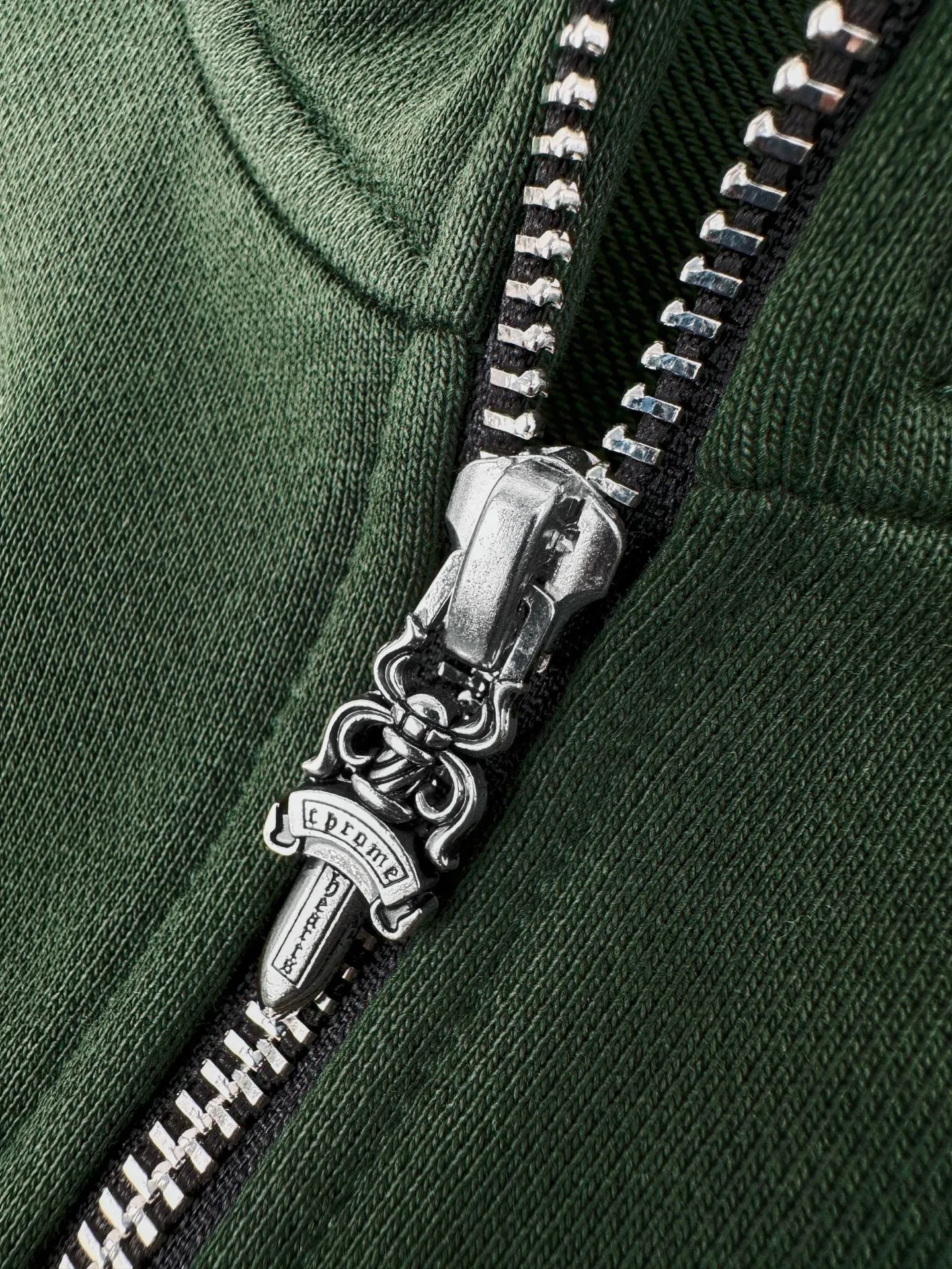 Chrome Hearts ， ， 。 ， ， 。 ， ， Retro 。 ， ， ， ， Retro 。 ， 。 1. ， Chrome Hearts ， ， 。 2 ， ， ， 、 ， 。 ： 1:1 CH 1:1 CH 1:1 CH 1:1 CH ： Size： S M L ： DD 136